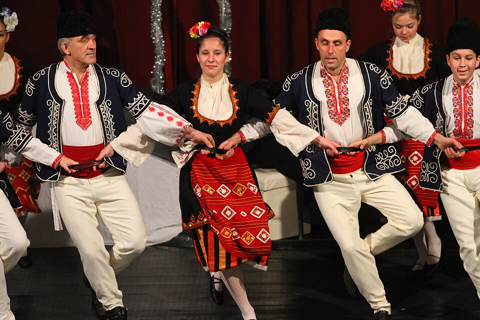 Danseurs en costume — Biser Todorov, CC BY-SA 4.0